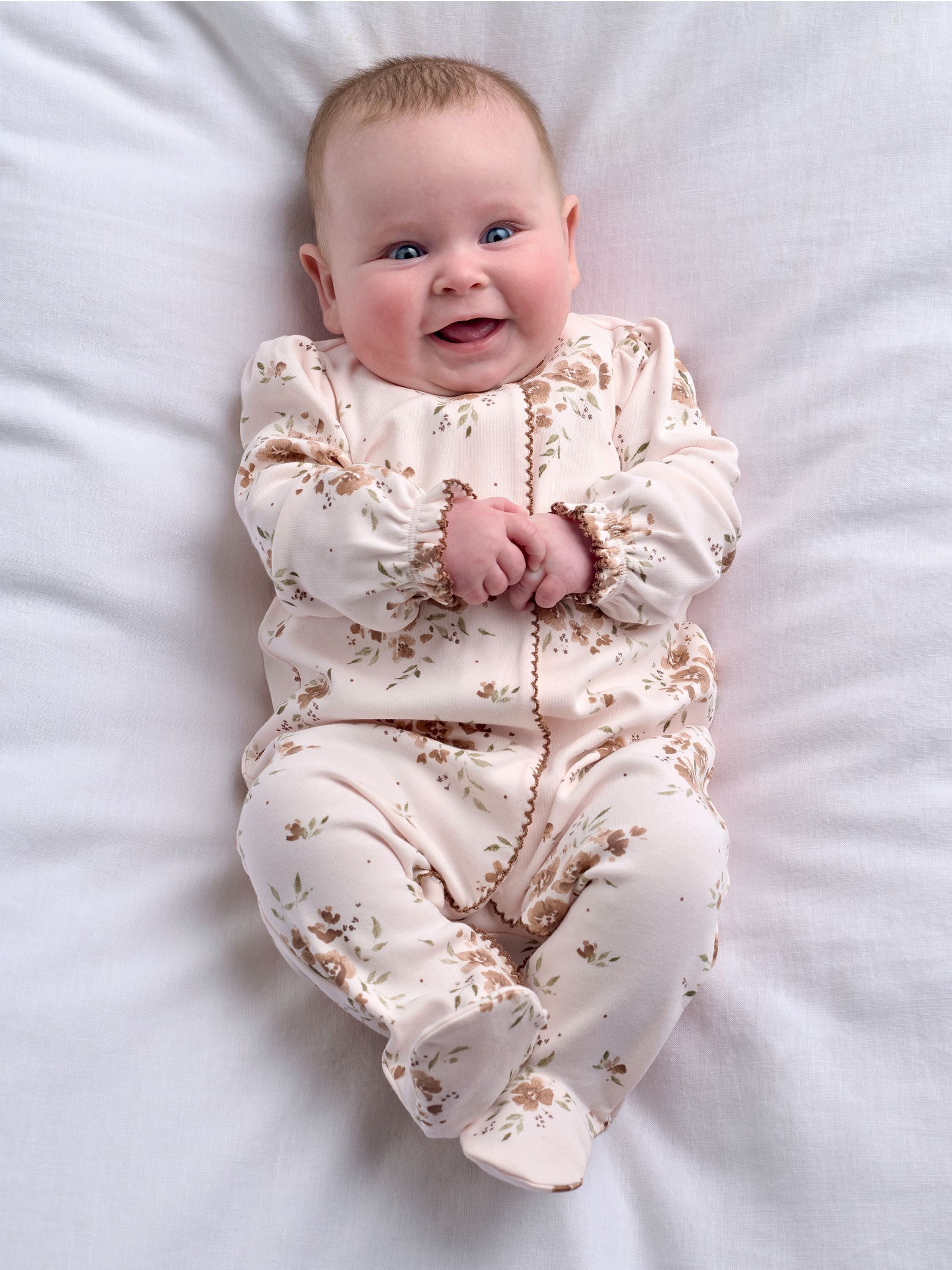 Floral Print All-in-One Baby Gift Set with Pink Blanket & Bunny image number 5